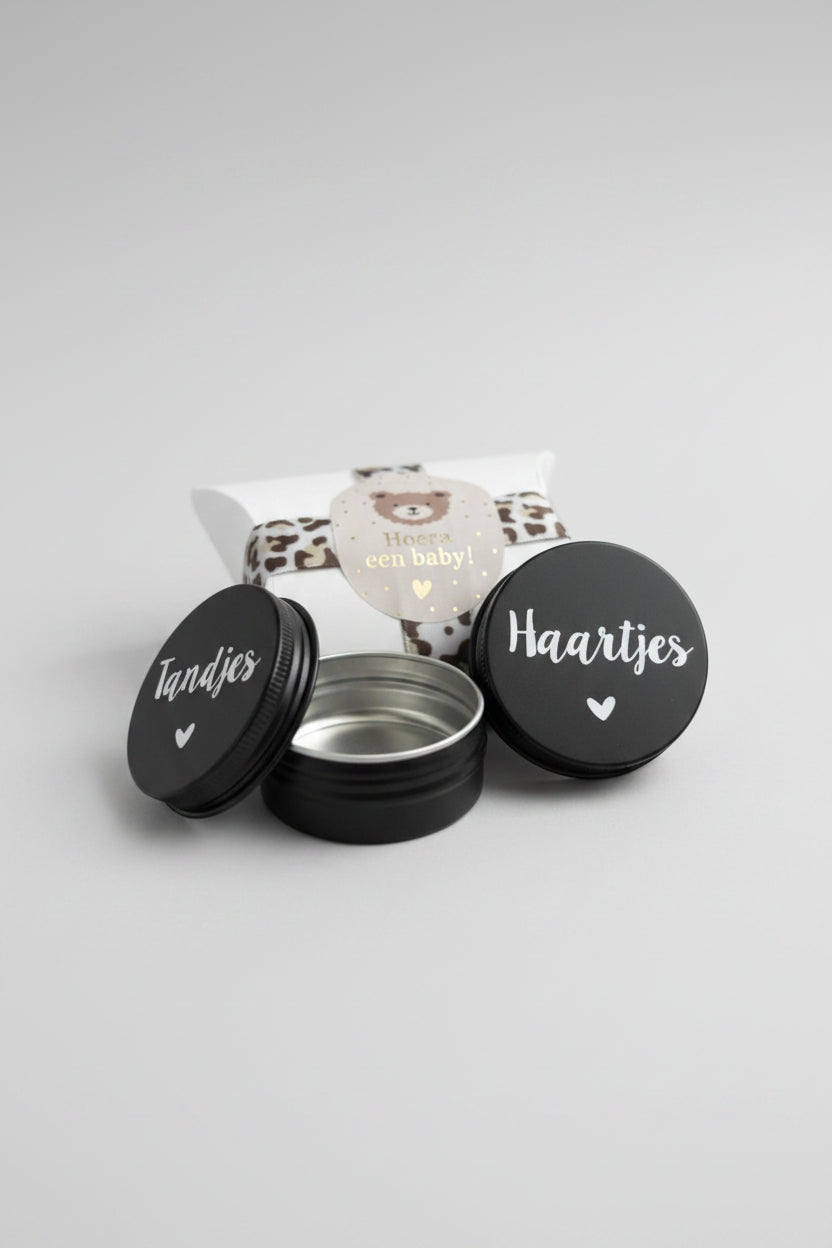 Kraamcadeau Set: 'Hoera een baby!' – Bewaarblikjes & Traktatie