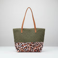 Groene geweven strandtas met luipaard panterprint en cognac hengsels, 47x36x13 cm