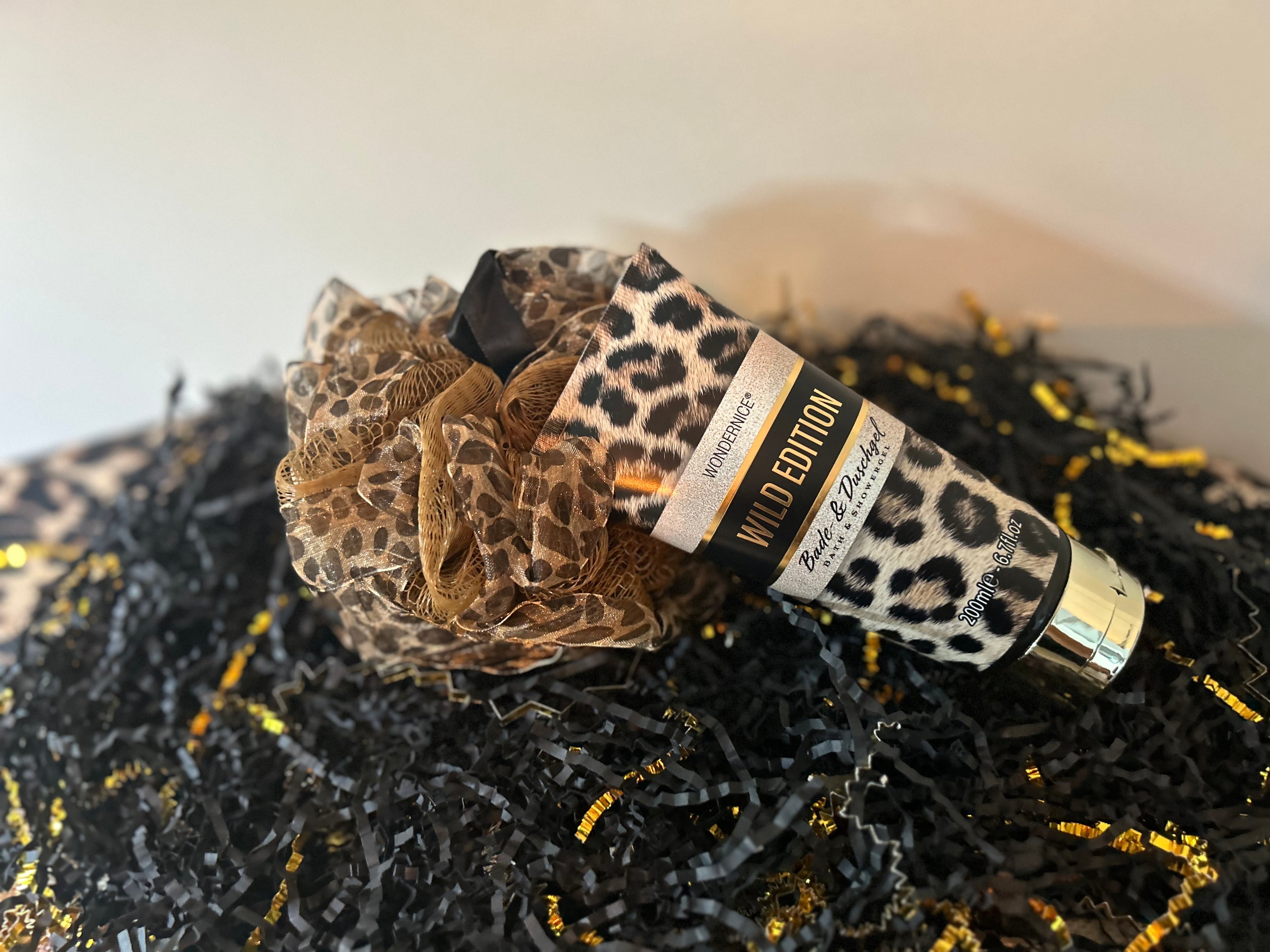 Wild Edition Bad- en douchegel 200 ml met peelingspons